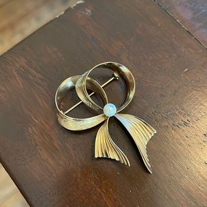 Vintage ribbon and pearl brooch